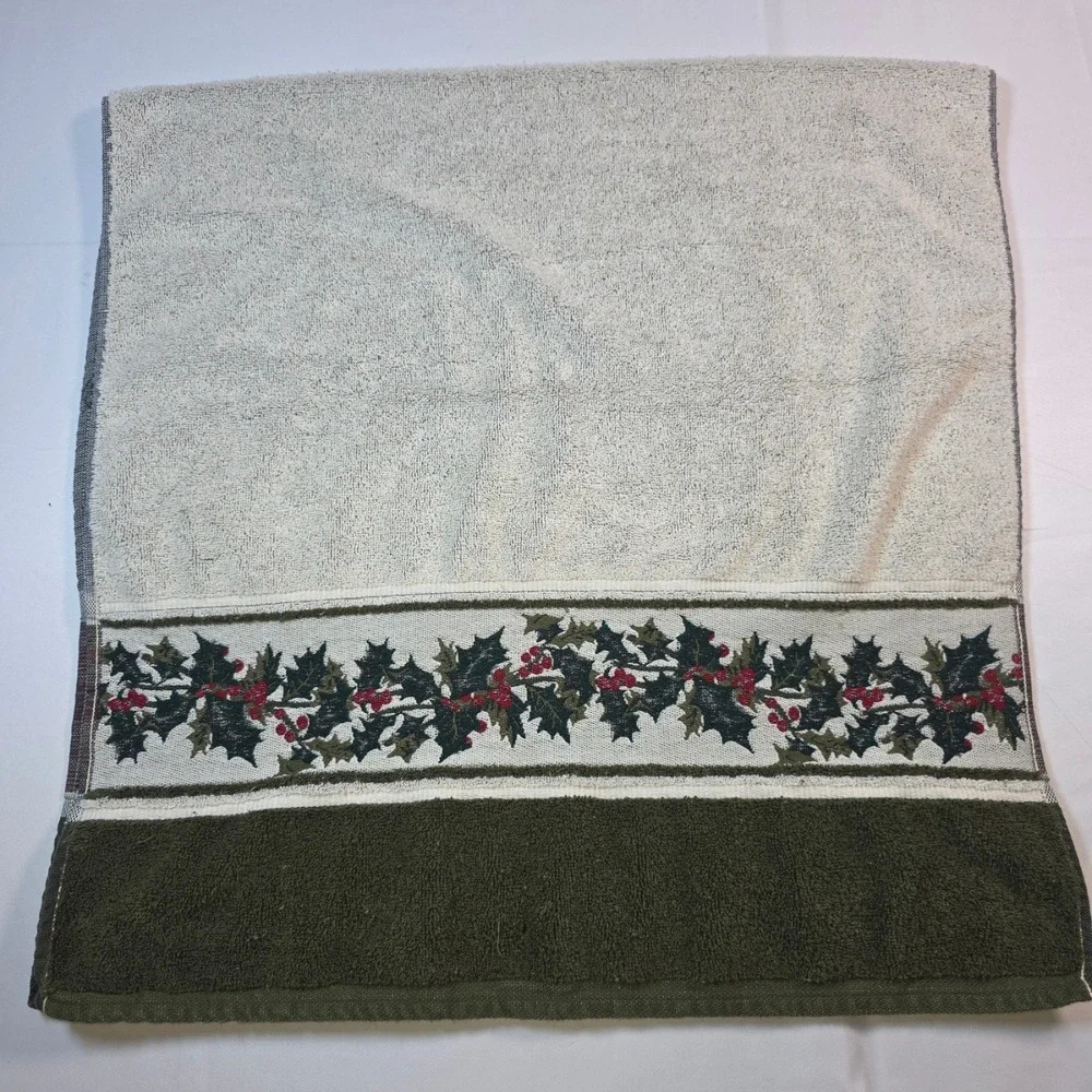 2 Santens‎ Vtg Embroidered Christmas Holly Berry Bath Towels Green Cream USA